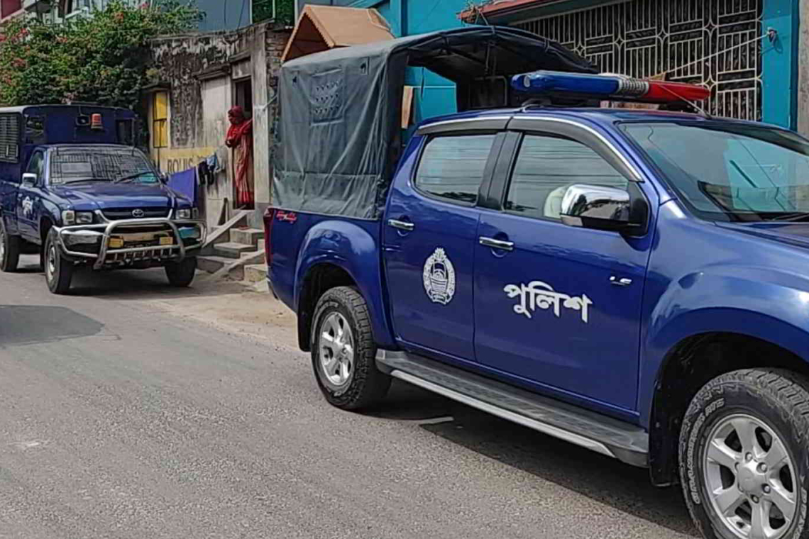 চাঁপাইনবাবগঞ্জে পুলিশের টহল জোরদার: আটক ৫